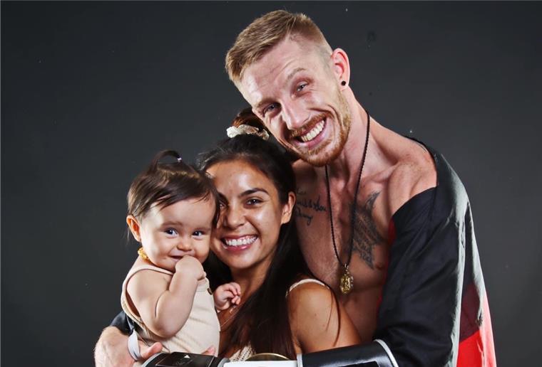 Bremerhaven: Kickbox-Weltmeister Schroth zurück in Deutschland Weltmeister Pascal Schroth ist mit Lebensgefährtin Aldis und Töchterchen Lyla Aluna nach Deutschland gereist.