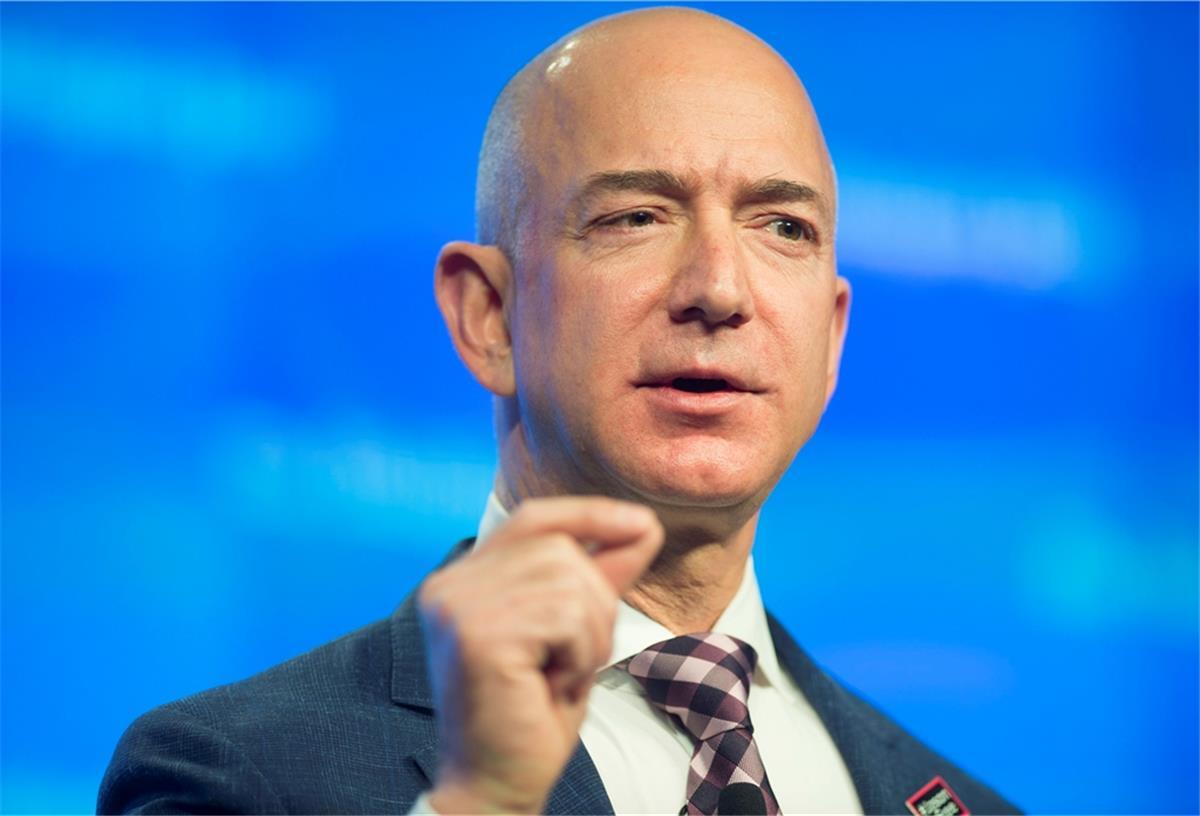 Weltraum-Spaß oder Klima-Horror? Amazon-Gründer Jeff Bezos will am Dienstag, 20. Juli, als nächster Milliardär ins All fliegen.
