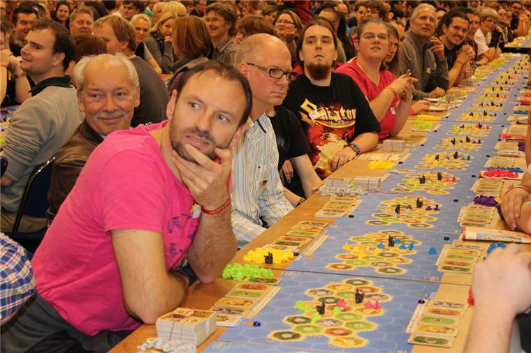 Weltrekord: 1040 Menschen spielten im Oktober auf der Messe „SPIEL“ in Essen gleichzeitig „Catan“. Sehr zur Freude von Klaus Teuber (links), der das Spiel vor 20 Jahren erfand. Foto pr