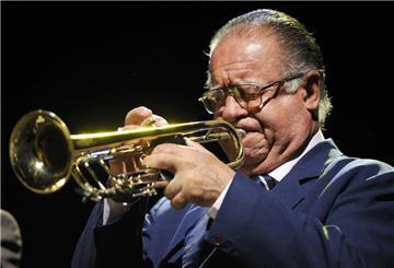 Weltweit berühmt wurde Manuel Mirabal als Trompeter des kubanischen Band-Projekts Buena Vista Social Club. 