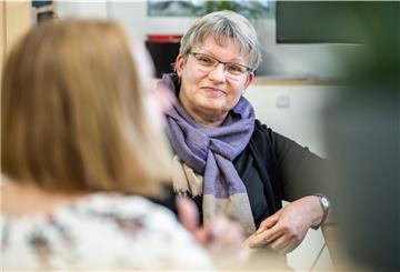 Wem gehört mein Leben, wer bestimmt über mein Sterben? Anja Menge und Pastorin Andrea Pfeifer (rechts) diskutieren über assistierten Suizid und die Chancen, auch im Sterben noch Würde und Liebe zu erleben.