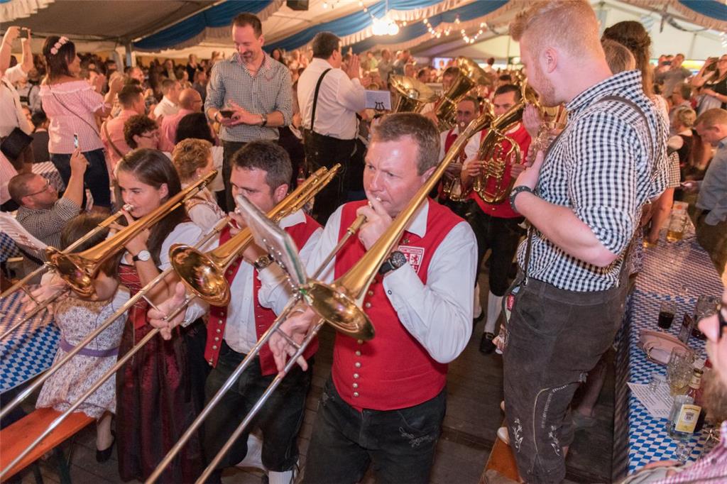 Wenig Platz für die Band beim Einmarsch durch das Festzelt. Foto Adebahr