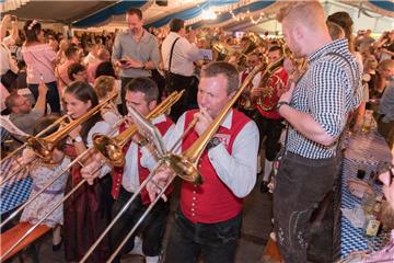 Wenig Platz für die Band beim Einmarsch durch das Festzelt. Foto Adebahr