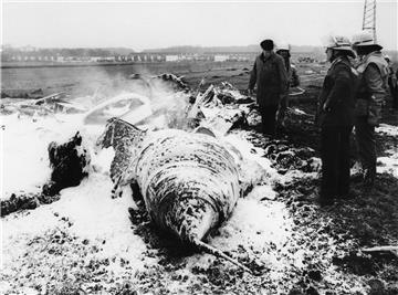 Wenige hundert Meter neben einer Wohnsiedlung der Ortschaft Langen zerschellte dieser Jagdbomber nach einer Kollision mit einer zweiten Phantom.