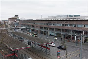 Wenige Taxen warten vor dem Flughafen "Airport Hans Koschnick".