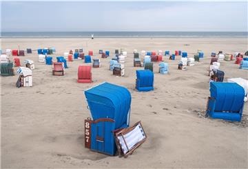 Wenige Touristen sind am Strand von Juist unterwegs.