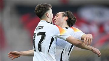 Weniger als ein Jahr nach dem Debüt ist Rocco Reitz (r) im Team gesetzt.