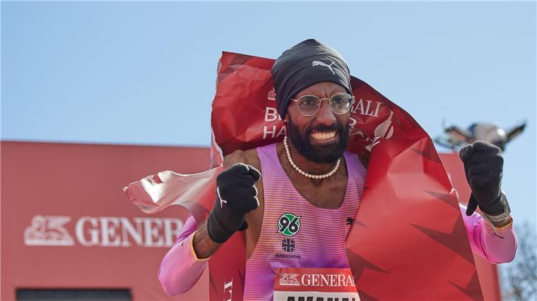 Weniger als eine Stunde brauchte Amanal Petros am Sonntag für den Halbmarathon in Berlin. Damit gelang ihm ein deutscher Rekord.