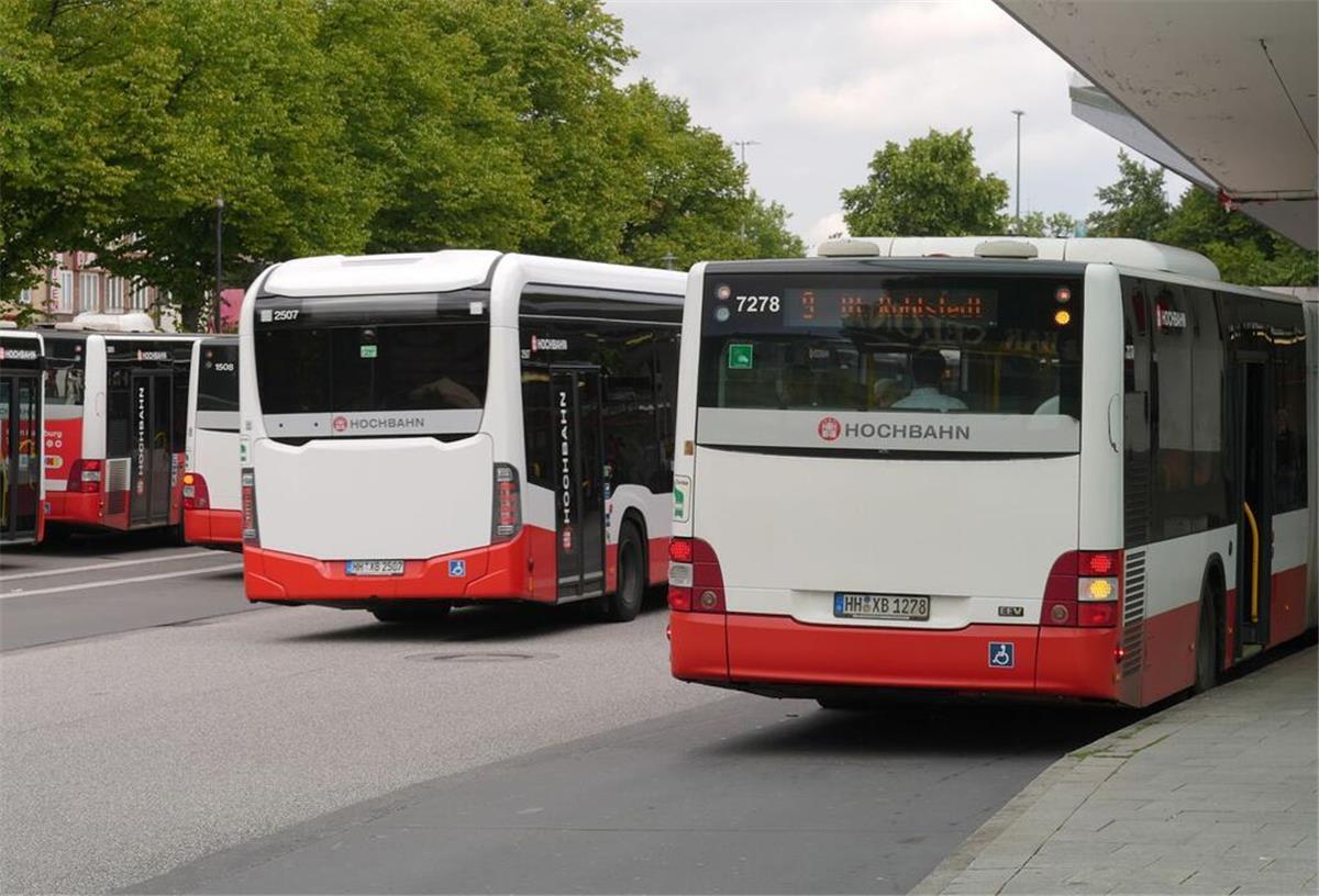 Busse der Hochbahn stehen am Zentralen Omnibusbahnhof (ZOB) Wandsbek Markt in Hamburg.