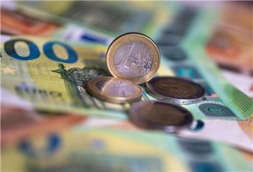 Geldscheine mit dem Wert von 100 und 50 Euro und Münzen liegen auf einem Tisch.