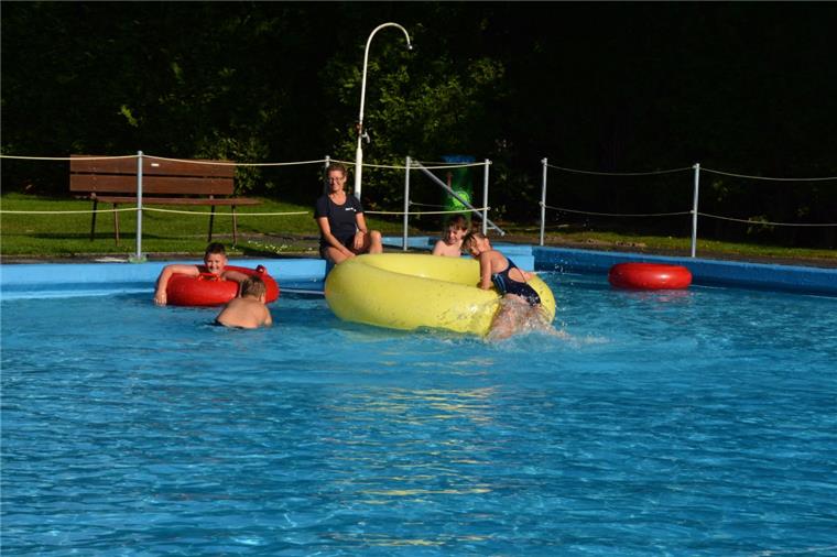 Midlum: Nasskalter Sommer vermiest die Freibadsaison Wenigstens Ende August lockten noch einmal ein paar warme Tage Besucher ins Midlumer Bad. Zur Freude von Anne Reyer (Mitte).