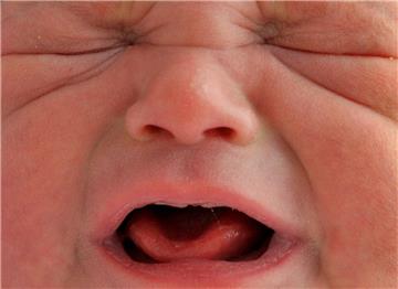 Wenn Babys schreien, sind sie meist müde oder hungrig. Ihnen ist kalt oder warm, oft benötigen sie Ruhe, eine neue Windel oder eine Schmuseeinheit. Manchmal aber können sie einfach nicht beruhigt werden. Wenn Säuglinge anhaltend schreien, bringt das Eltern an den Rande der Verzweiflung. Die Gefahr, dass sie dann das Kind schütteln, ist hoch.