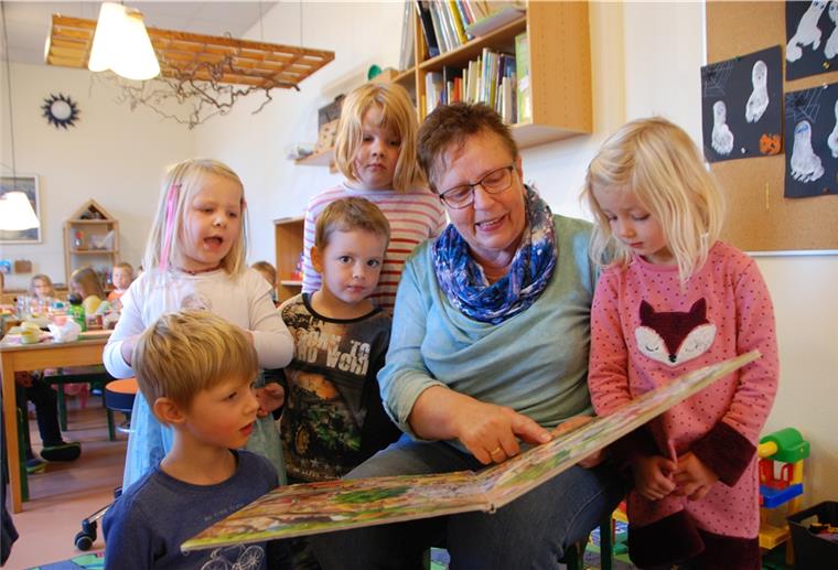 Wenn Bärbel Siebert vorliest und erklärt, dann hören alle Kinder gerne zu (von links): Noah, Lilith, Jani, Merida und Carolin.