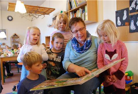 Wenn Bärbel Siebert vorliest und erklärt, dann hören alle Kinder gerne zu (von links): Noah, Lilith, Jani, Merida und Carolin.