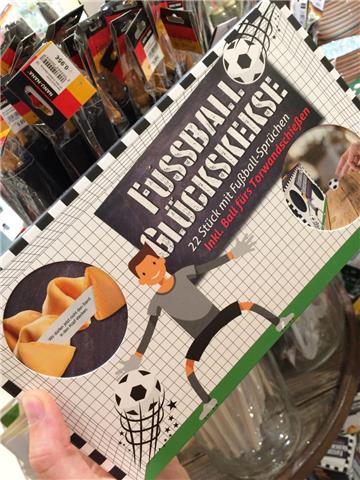Wenn das Daumendrücken nicht mehr hilft, gibt auch Fußball-Glückskekse mit Sprüchen. (Nanu-Nana)