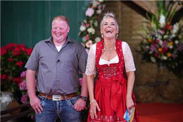 Wenn das kein Spaß ist: "Bauer sucht Frau"-Moderatorin Inka Bause begrüßt Niels (30) aus der Gemeinde Wurster Nordseeküste zum Start der 14. Staffel auf dem Scheunenfest. Am 15. Oktober wird die Folge ausgestrahlt.
