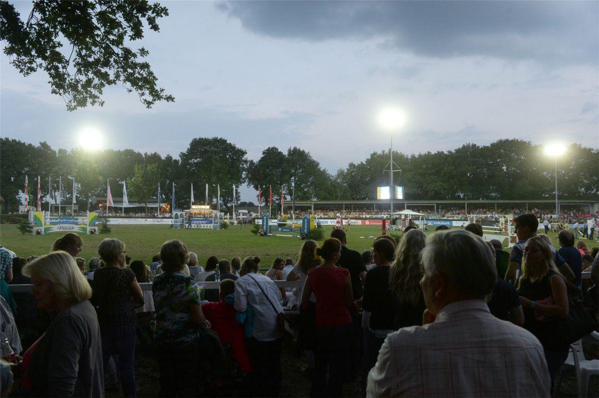 Wenn das Licht angeht in Elmlohe, wird es richtig schön auf dem Turnierplatz.