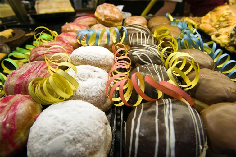 Schaufenster verschenkt Sekt und Berliner Wenn das mal nicht dazu einlädt, die guten Vorsätze ganz schnell wieder über Bord zu werfen: Im Schaufenster werden Berliner verschenkt.