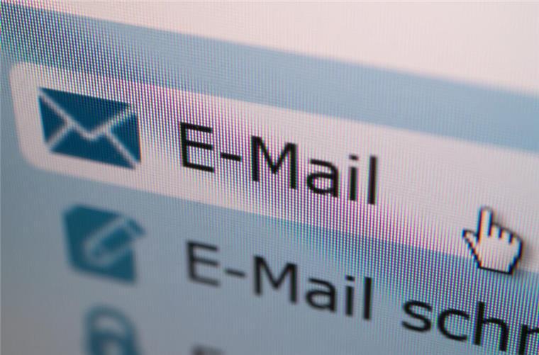 E-Mails im Job: Wann Arbeitgeber mitlesen dürfen – und welche Grenzen es gibt Screenshot einer Outlook-Ansicht, das Wort "E-Mail" ist zu sehen/lesen. Zur Kontrolle: Manchmal möchten Arbeitgeber die geschäftlichen Mails der Angestellten mitlesen.