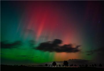 Polarlichter leuchten am Nachthimmel über der Landschaft im östlichen Brandenburg