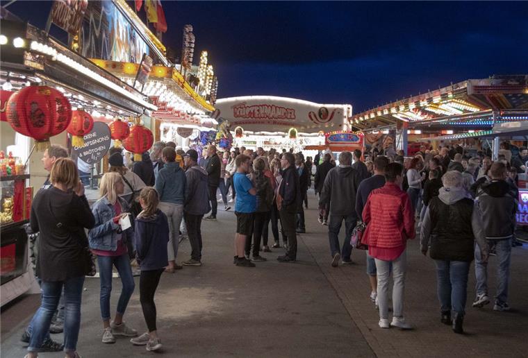 So schön war das Strandfest in Dorum (Bildergalerie) Wenn der Strandtag für die Touristen zu Ende ging, füllte sich auch die Festmeile.