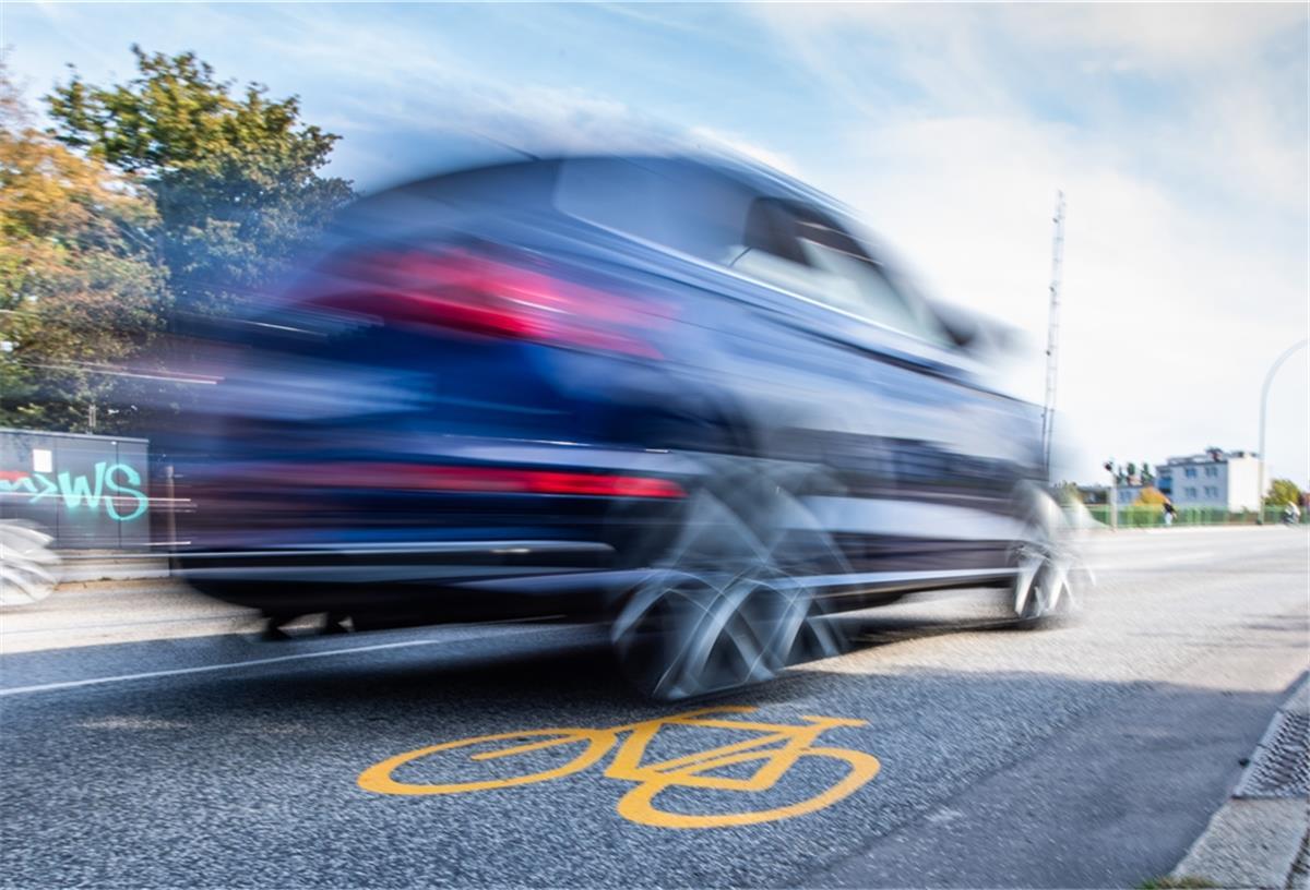Wenn die äußerteste Spur der Kennedybrücke ab Mitte Oktober zum Radfahrstreifen auf Probe wird, dann dürfen Autos diese Linie nicht überfahren.