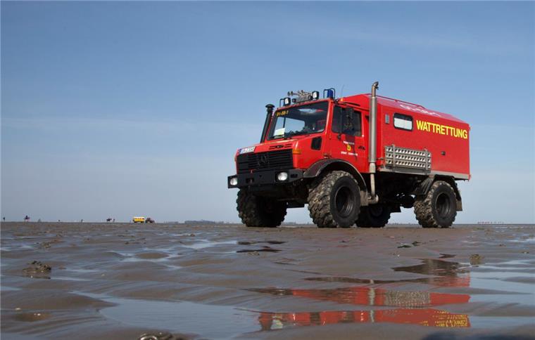Wenn die Feuerwehr zur Wattrettung ausrückt, ist sie mit diesem Spezialfahrzeug unterwegs. Das Fahrzeug ist gleichzeitig für den Transport in Not Geratener nutzbar als auch als Rettungswagen. Normalerweise wird zusätzlich auf einem Trailer ein Rettungsboot transportiert, das dann zum Einsatz kommt, wenn der Wasserstand für das Fahrzeug zu tief wird. 