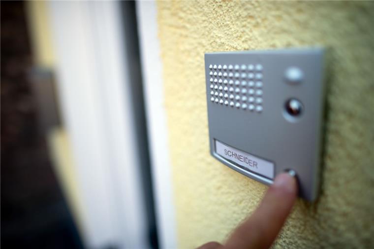 Klingel ausgeschaltet: Junge (8) kommt nicht in die Wohnung Wenn die Klingen ausgeschaltet ist, bringt auch das Drücken des Knopfes nichts. Ein 8 Jahre alter Junge stand in Geestemünde deshalb vor verschlossenen Türen. Er hat sich dennoch vorbildlich verhalten.