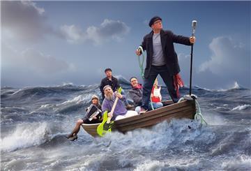 Fünf Musiker sitzen scheinbar bei hohem Wellengang in einem Holzboot.