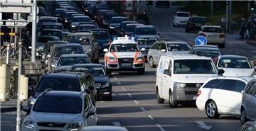 Wenn die Rettungsgasse fehlt, kann es Strafen geben.