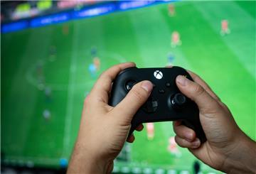 Ein Mann hält einen Kontroller der Spielekonsole Xbox Series X in der Hand.