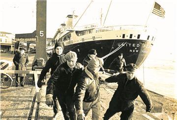 Wenn die „United States“ in Bremerhaven festmachte, kamen Glanz und Glamour in die Stadt. Ein nun aufgetauchter Film zeigt zwar keine Aufnahmen aus Bremerhaven, aber die Jungfernfahrt der „United States“ von New York nach Southampton.