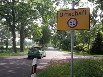Wenn ein Ortsschild gestohlen wird, weist zunächst ein "Dummy" darauf hin, dass man sich hinter dem Schild in einer Ortschaft befindet. 