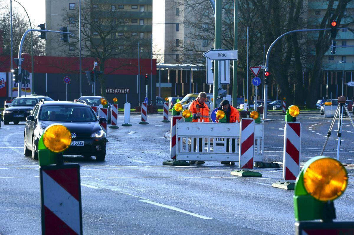 Wenn Ende des Monats die letzten Absperrungen verschwinden, gehen rund fünf Jahre Bauarbeiten auf der Elbestraße zu Ende. Im Bild der Übergang der Elbe- in die Stresemannstraße an der Kreuzung Rheinstraße, seit Februar häufig Ort von Verkehrsstaus. Foto Scheer