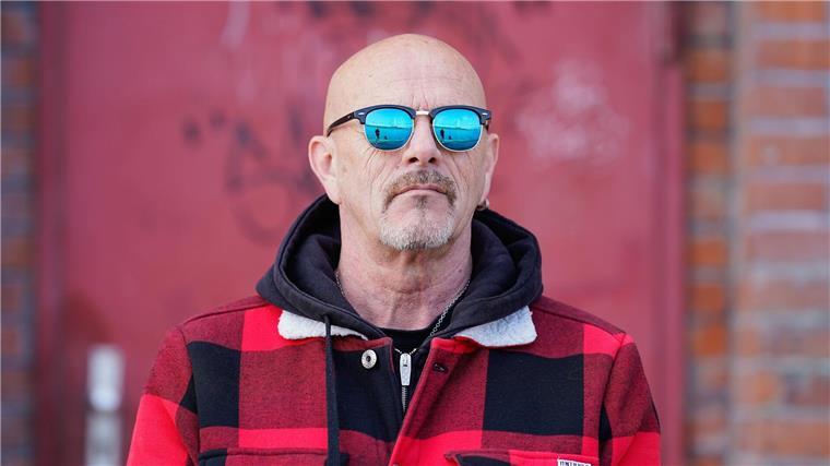 Thomas Holländer ist Profi für „Tatort“-Nebenrollen Wenn es brennt bei der Besetzung von Nebenrollen im „Tatort“, ist Ex-Feuerwehrmann Thomas Holländer zur Stelle. Bereits mehr als 20 Mal spielte der Pfälzer als Komparse im Sonntagskrimi.
