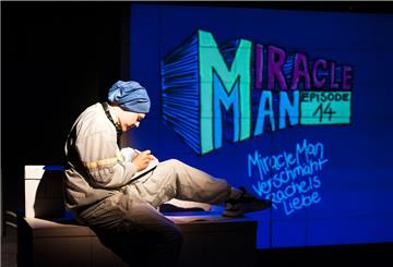 Wenn es dem krebskranken Don (Luca Hämmerle) dreckig geht, zeichnet er seine Fantasien als Comics und wird zu Miracle Man. Foto Herrmann