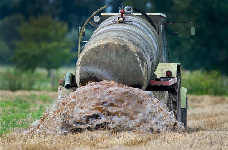 Güllen, bevor das Fass überläuft Wenn es für sie wegen voller Güllelager keine Alternativen gibt, dürfen Landwirte ausnahmsweise auch während der Sperrfrist güllen.