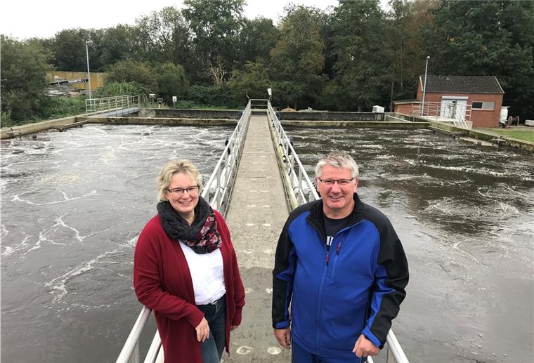 Reinigung mit weniger CO2 Wenn es in den Belebungsbecken so richtig stark „blubbert“, läuft die ARA rund: Manuela Schlüter und ARA-Leiter Frank Lemmermann freuen sich über die erfolgreiche energetische Sanierung der Gnarrenburger Abwasserreinigungsanlage.