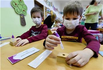 Wenn es nach Bildungssenatorin Sascha Aulepp (SPD) geht, sollen nur noch infizierte Kinder in Quarantäne geschickt werden.