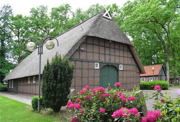 Das Heeslinger Heimathaus im Sommer.