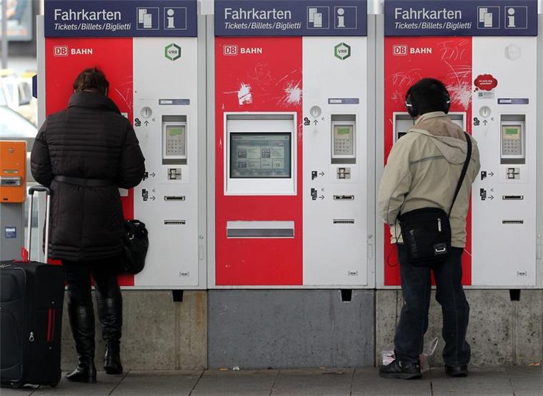 Wenn es nach Enak Ferlemann (CDU) geht, werden die Ticketpreise der Deutschen Bahn bald erhöht. So soll Geld in die Kassen kommen für den Ausbau des Schienennetzes. 