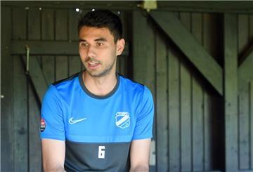Wenn Fußball-Profi Gerrit Holtmann in Bremerhaven ist, schaut er gerne bei seinen Kumpels von TuSpo Surheide vorbei.