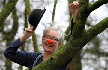 „Wenn ich die rote Nase im Gesicht trage, ist es eigentlich ganz leicht, das Verhaltensmuster zu ändern“, sagt Sabine Bruns alias Gwendolina. Die Autorin besuchte die Clownschule in Hamburg.  