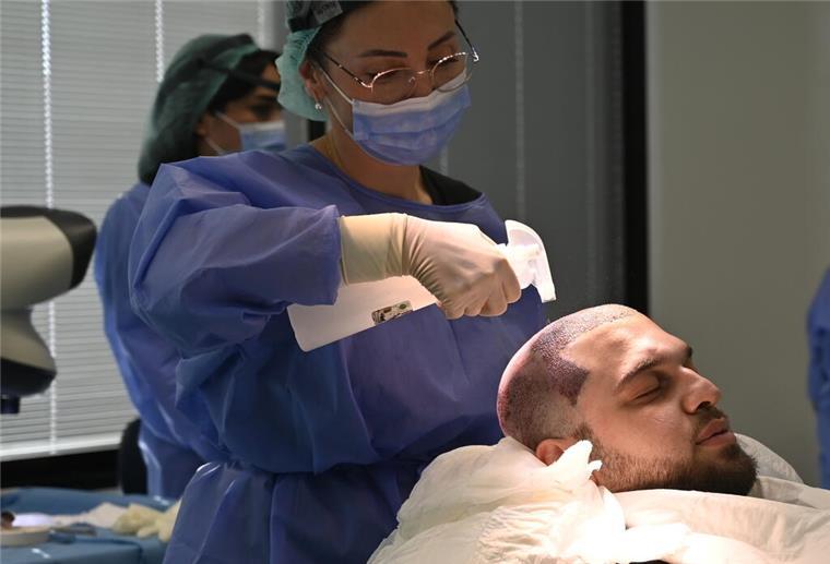 ein Mann wird auf eine Haartransplantation vorbereitet