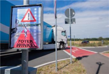 Wenn Lastwagen rechts abbiegen, kommt es immer wieder zu schweren und tödlichen Unfällen mit Fahrradfahrern.