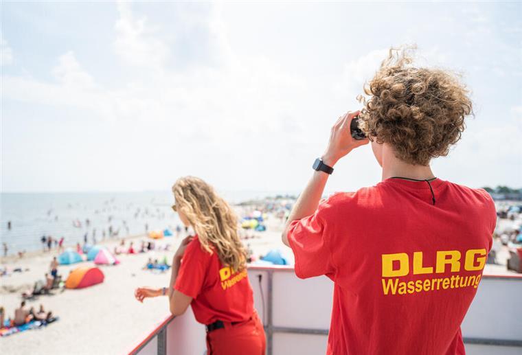 Diese Regeln können vor dem Ertrinken retten Wenn man allein für eine längere Strecke draußen schwimmen geht, sollte man jemanden, zum Beispiel Rettungsschwimmer, vorher informieren.