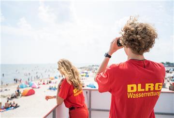 Wenn man allein für eine längere Strecke draußen schwimmen geht, sollte man jemanden, zum Beispiel Rettungsschwimmer, vorher informieren.