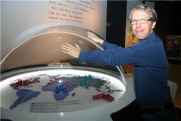Wenn man die Sonnenstrahlen daran hindert, auf die Erdoberfläche zu gelangen, wird es kühler, sagt Dr. Michael Theusner, Meteorologe im Bremerhavener Klimahaus.