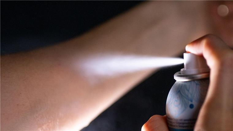Deo-Mutprobe im Netz: Wenn Trends zur Gefahr werden Wenn man sich Deo lange auf eine Hautstelle sprüht, können laut BfR im Extremfall innerhalb weniger Sekunden Temperaturabsenkungen auf bis zu -30 Grad erreicht werden.