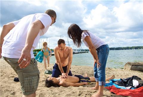 Wenn nach einem Badeunfall nicht sofort professionelle Hilfe verfügbar ist, sind beherzte Ersthelfer gefragt. 